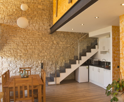 Sala, taula menjador i cuina